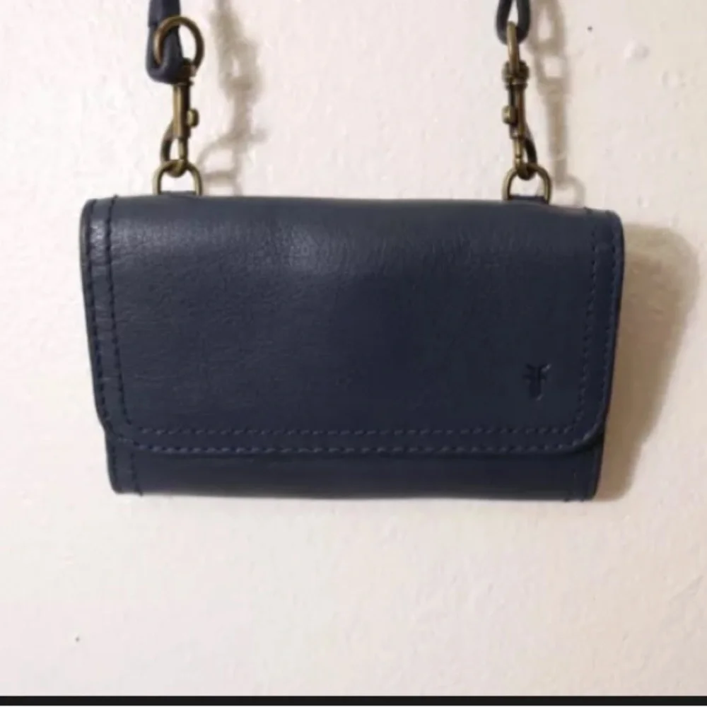 Nwt- Frye navy crossbody wallet lily MINT!